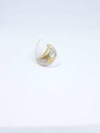 Fascia bombata in oro 18Kt con incisione a bulino ornato fiorentino, rombi incisi effetto raggiera.